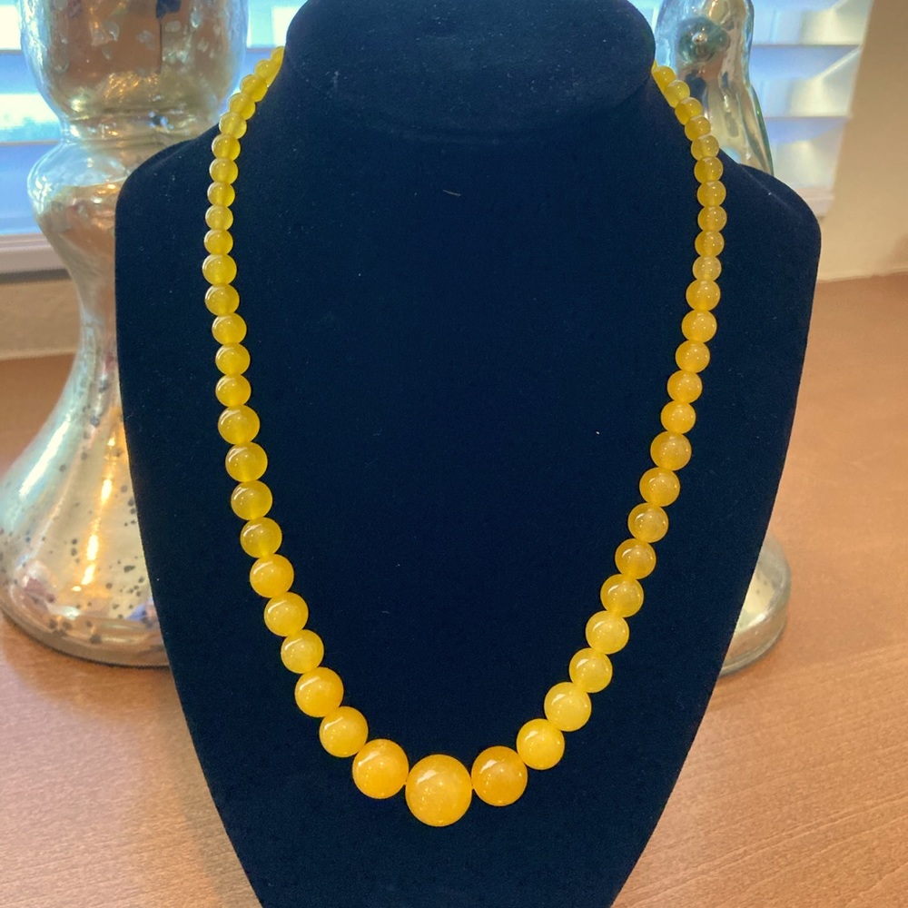 Yellow Jade Graduated Bead Necklace - 5-15mm Round Beads - Picture 3 of 6